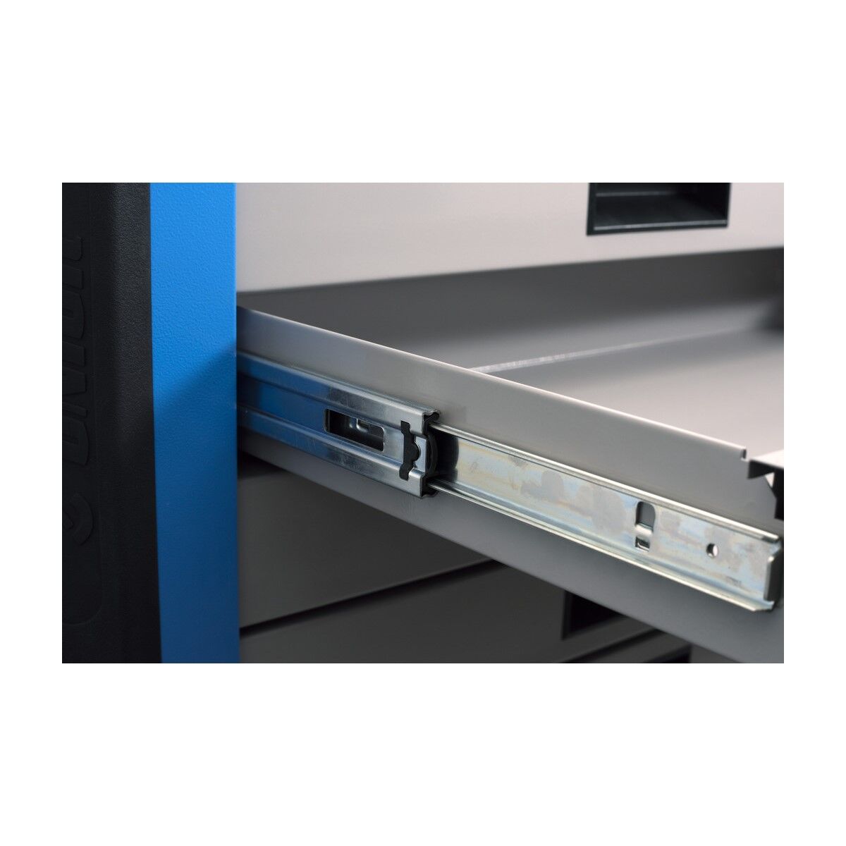 Nahaufnahme der Metallschiene eines Schubladenauszugs am Werkzeugwagen.