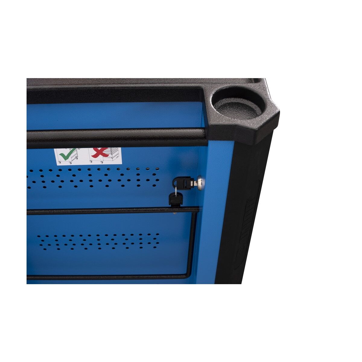 Seitenansicht mit gelochter blauer Metallwand, Schloss mit eingestecktem Schlüssel und schwarzer Eckschutzleiste mit Becherablage.