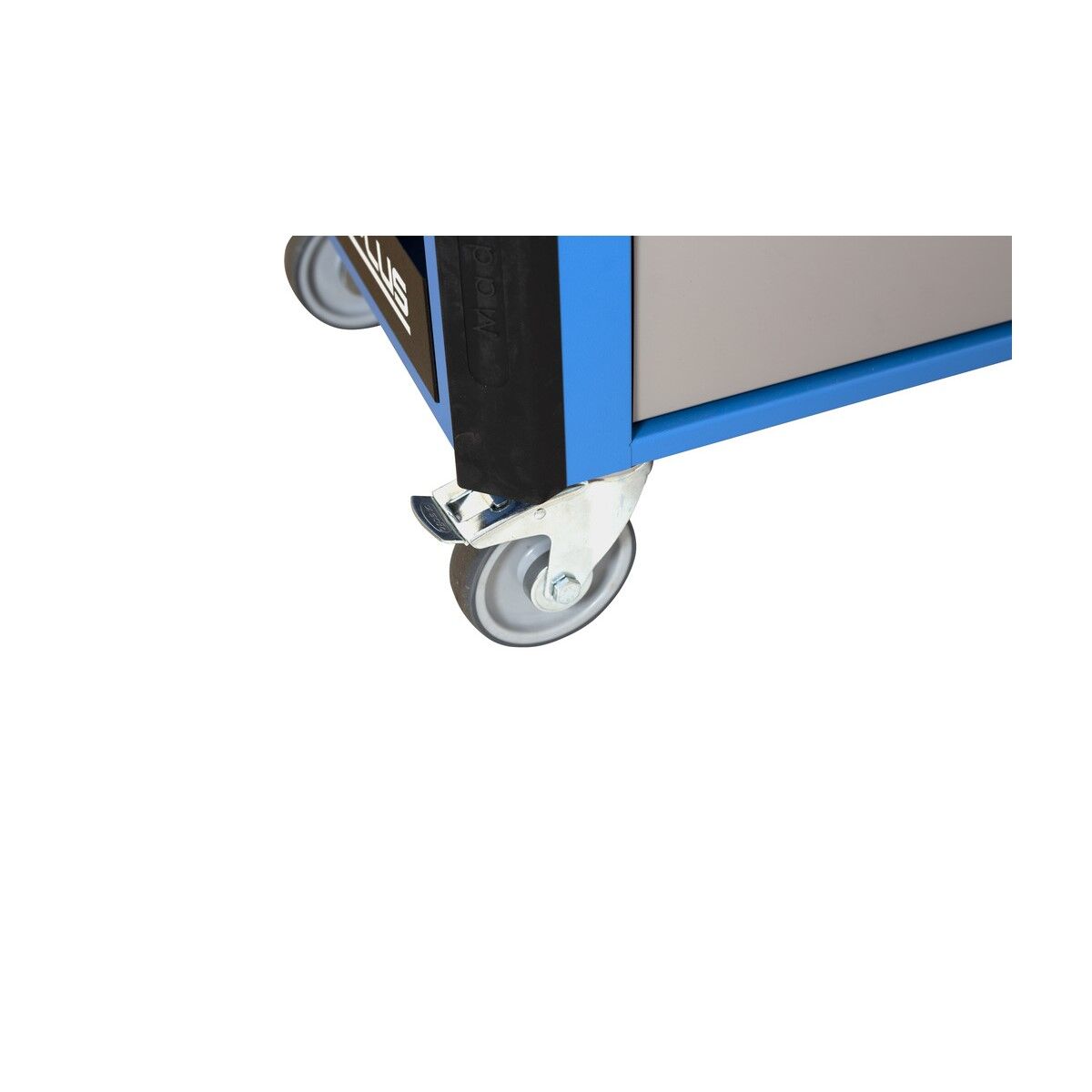 Detail einer lenkbaren Rolle am Werkzeugwagen mit Metallgabel und Fußbremse.