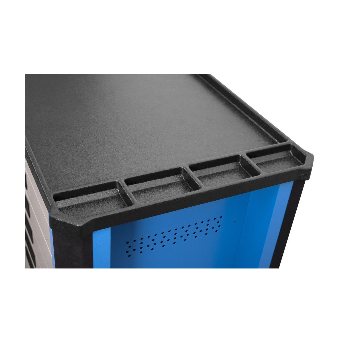 Eckdetail der schwarzen Ablagewanne mit mehreren kleinen Fächern; darunter blaue Seitenwand mit Lochung.