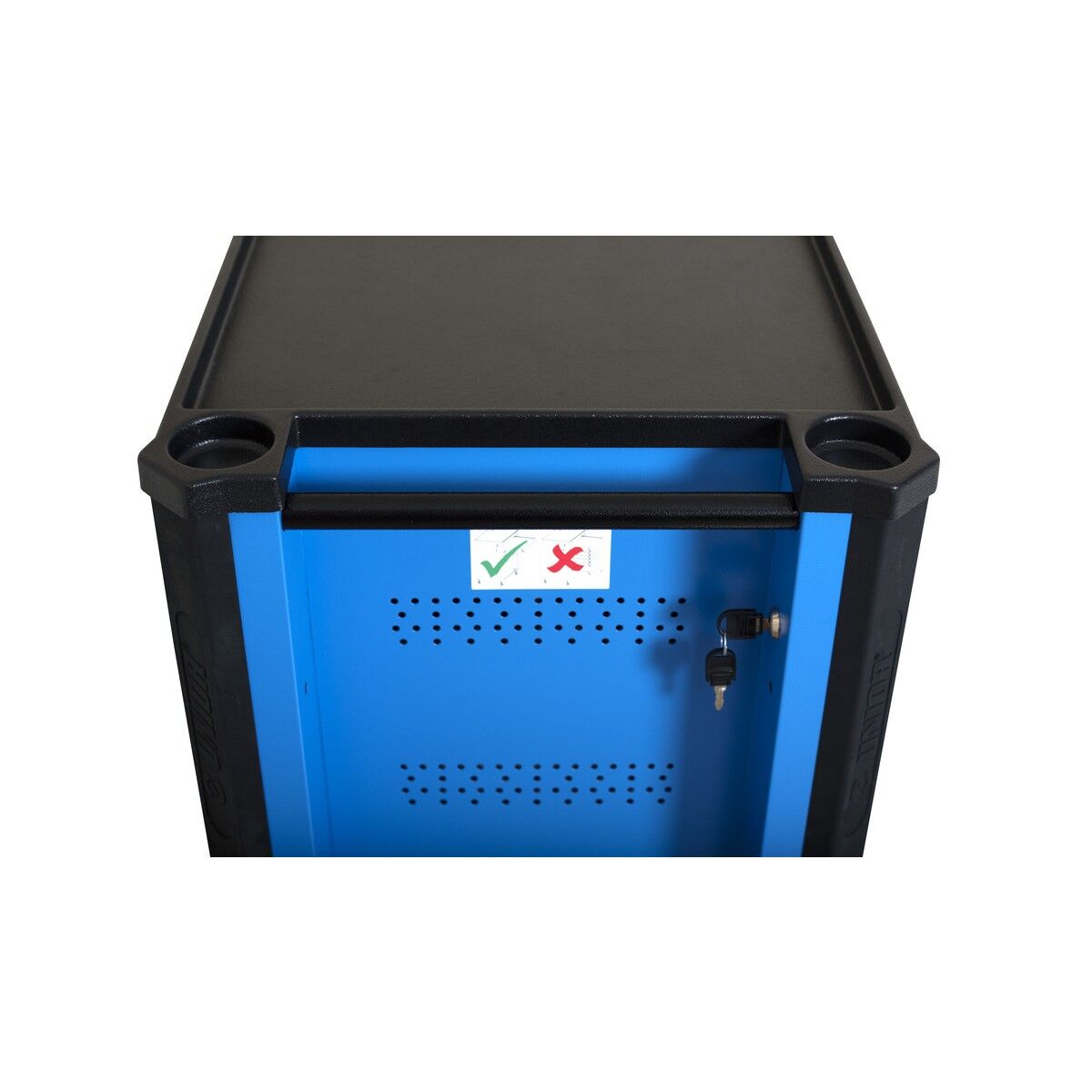 Rückseite eines blau-schwarzen Werkzeugwagens mit Lüftungslochung, Griff, zwei Ablagen und Schlüsselschloss rechts.