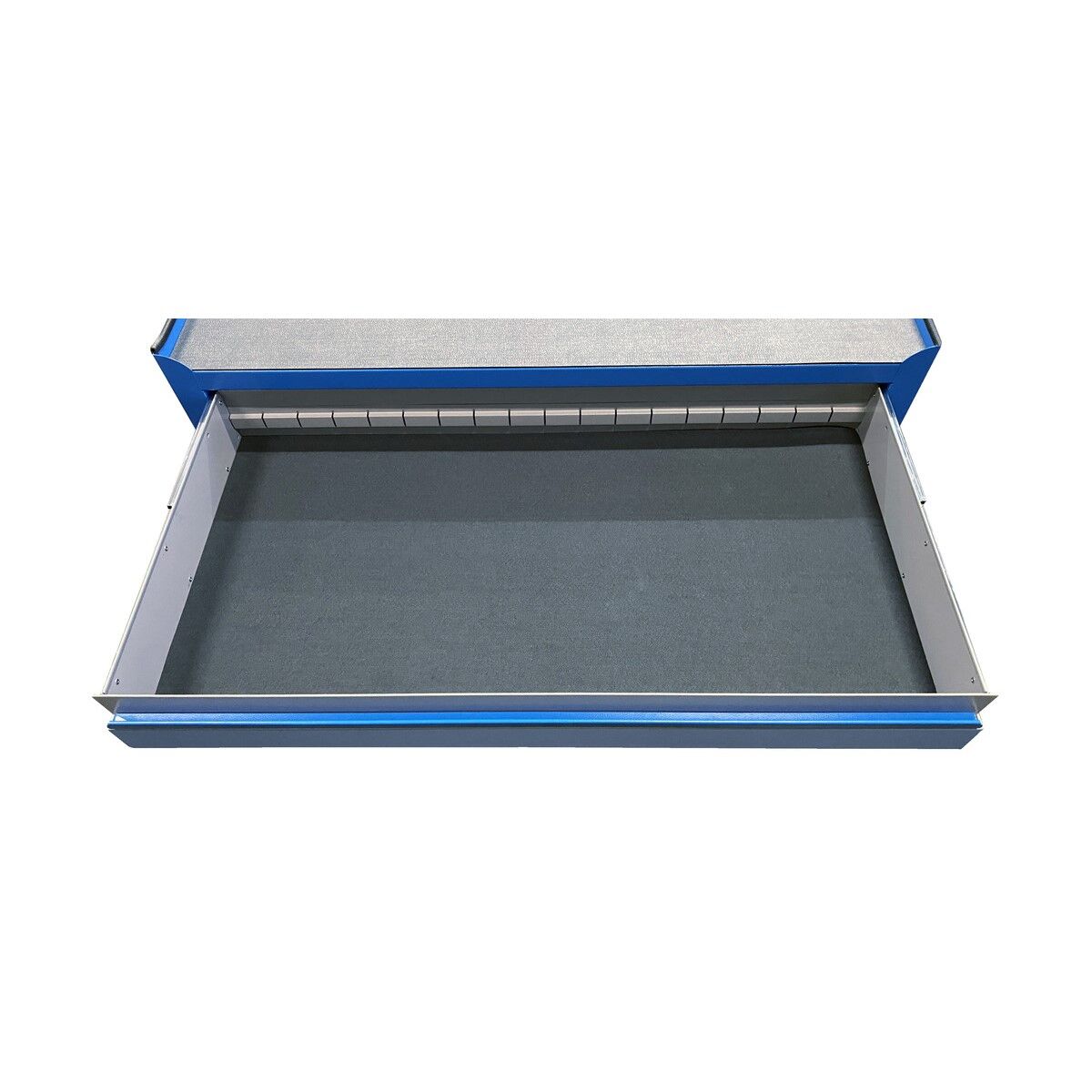Breite, ausgezogene Schublade des Werkzeugwagens mit dunkler Einlage und Metallseiten; darüber graue Ablagefläche.