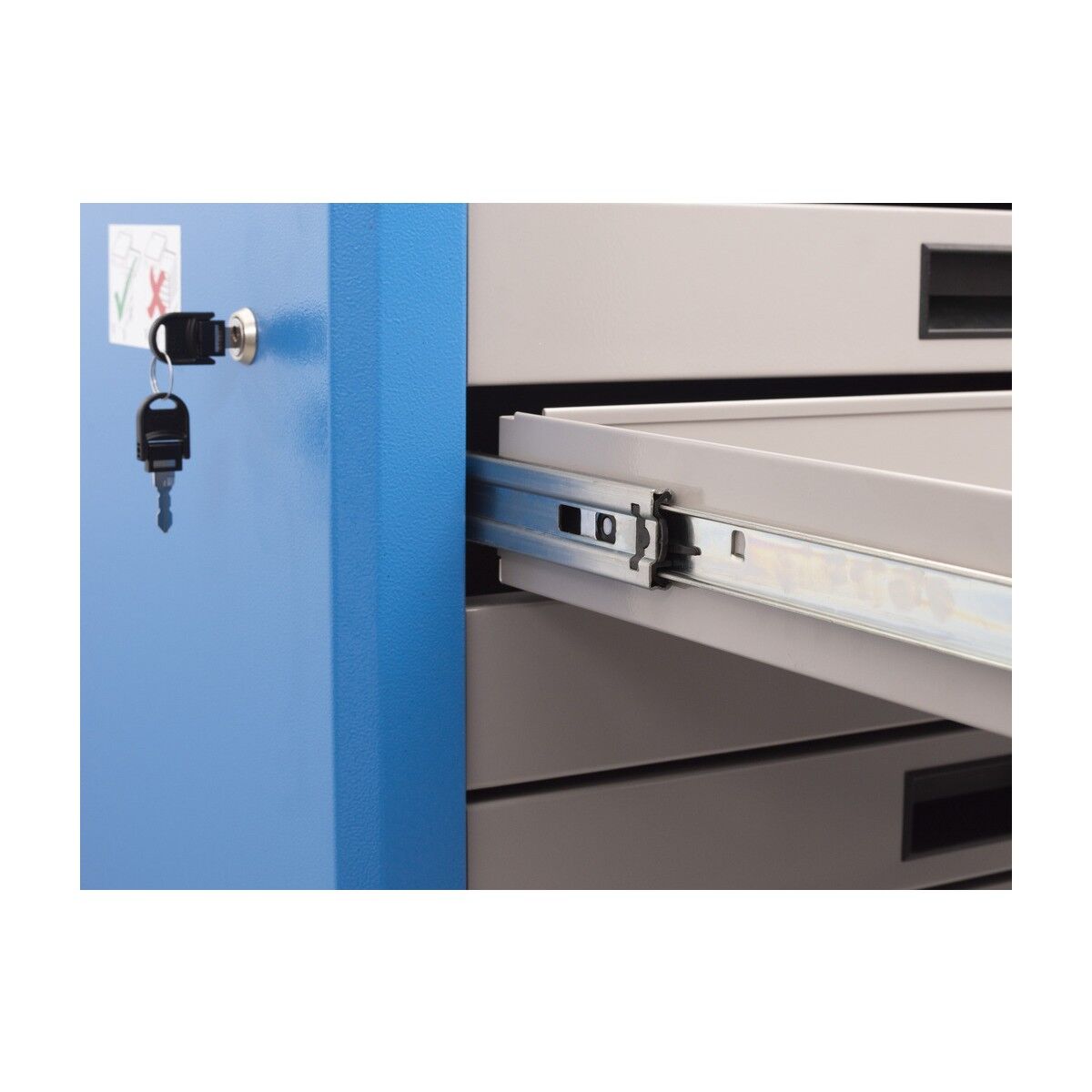 Geöffnete Schublade mit Auszugsschiene; links Seitenwand mit Schloss und Schlüsselbund.