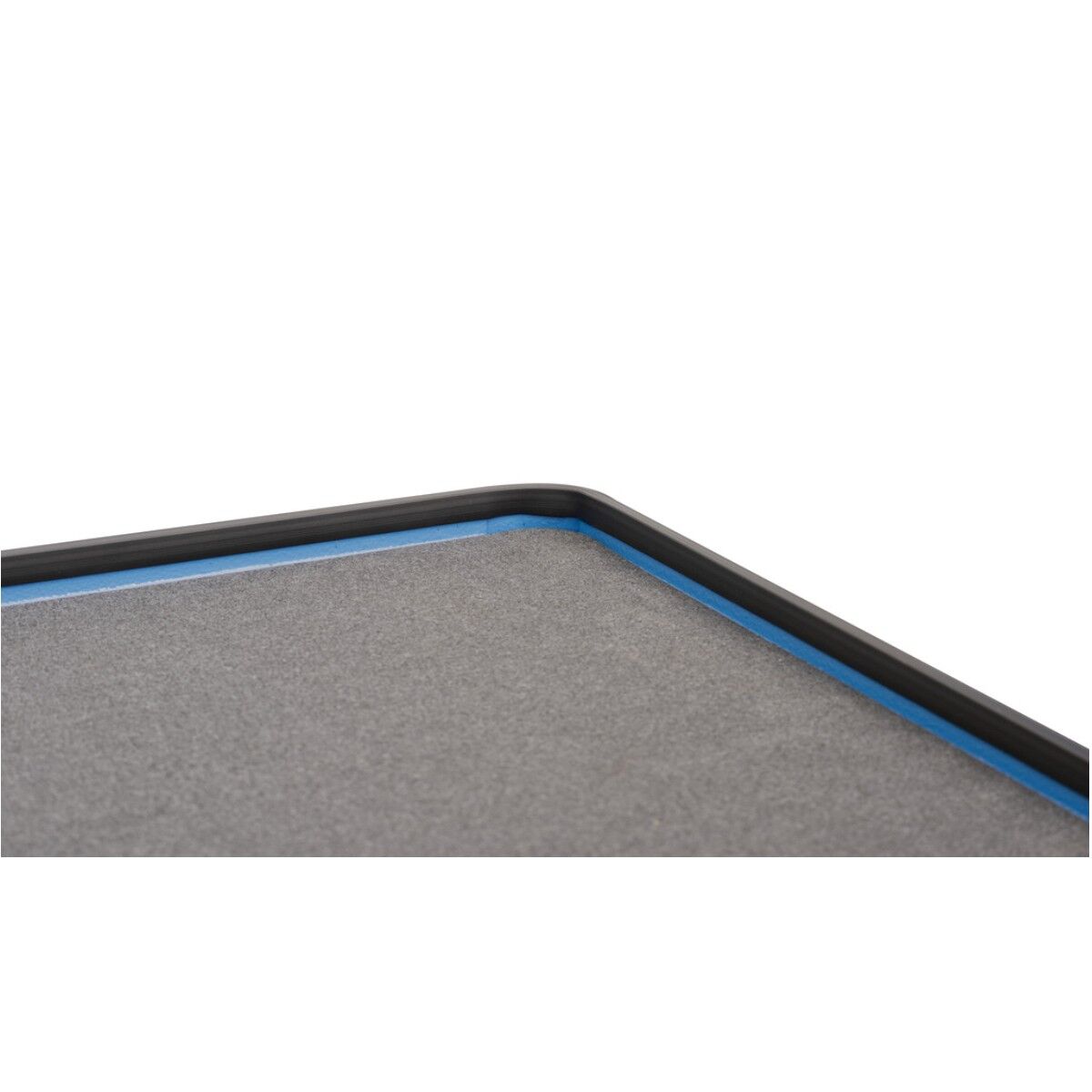 Detail der oberen Ablage: graue Arbeitsfläche mit schwarzem umlaufendem Rand und blauem Rahmen.