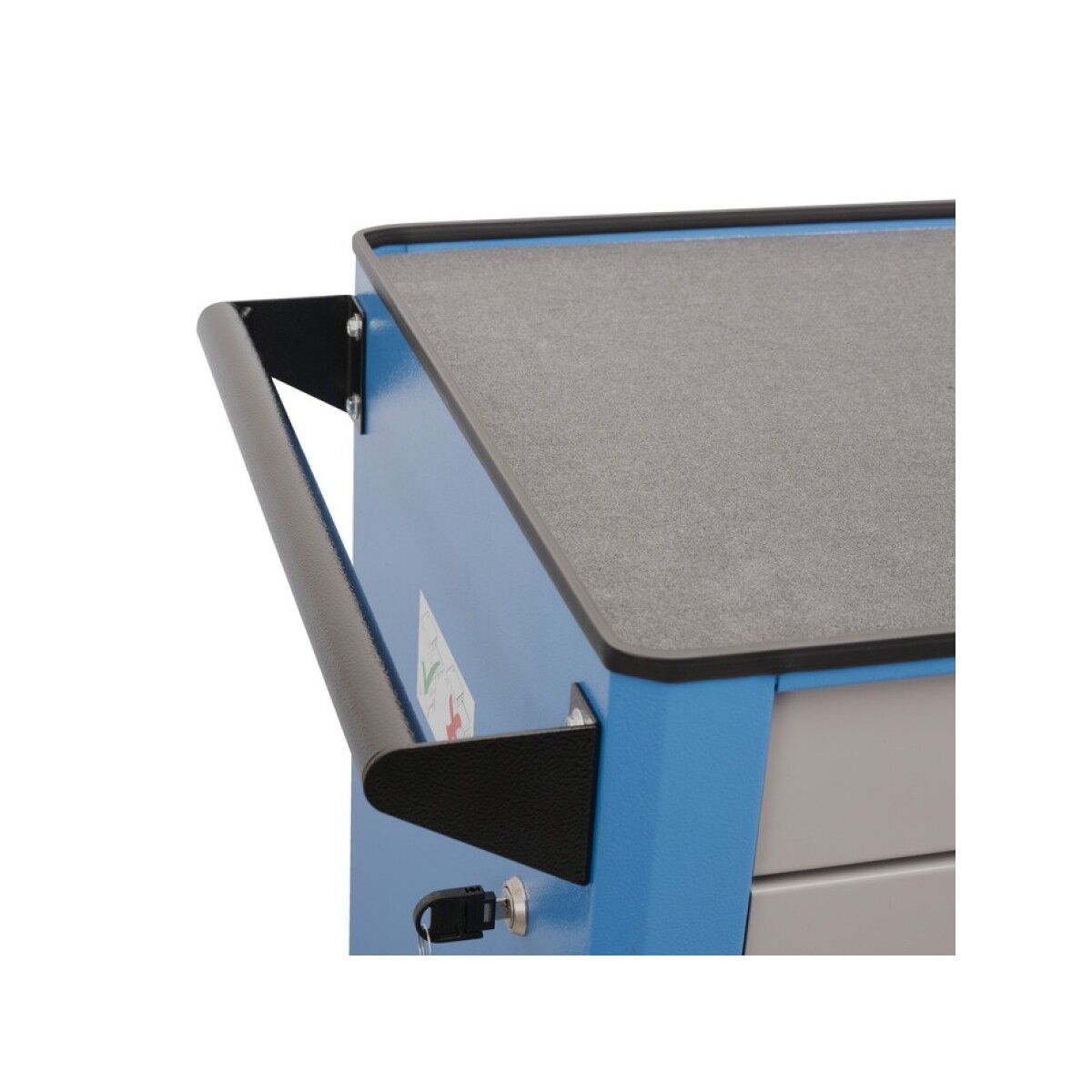 Detail der Ecke: seitlicher Schiebegriff, graue Ablagefläche oben und Schloss mit Schlüssel unten.