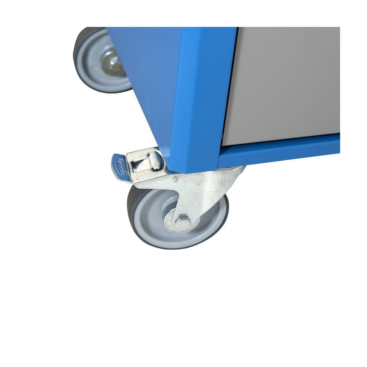 Nahaufnahme einer Lenkrolle am Wagen mit Metallhalterung und Fußbremse; blauer Rahmen und graue Front.