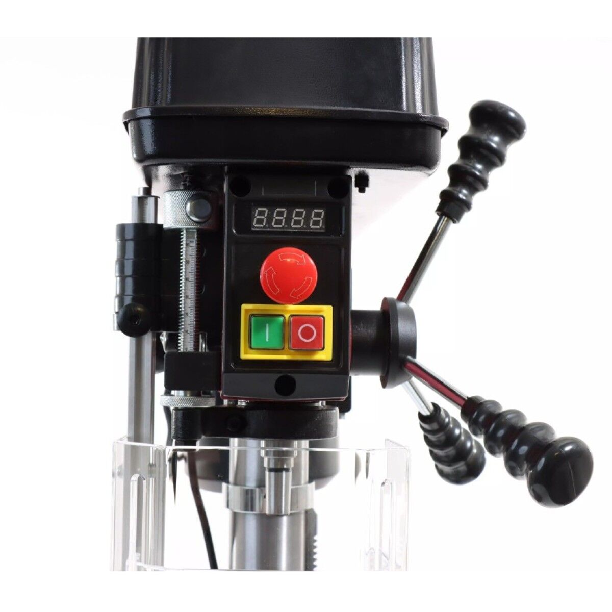 Nahaufnahme des Bedienfelds: Digitalanzeige, Not-Aus und Start/Stopp-Tasten, Vorschubhebel rechts, Bohrspindel hinter transparentem Schutz.