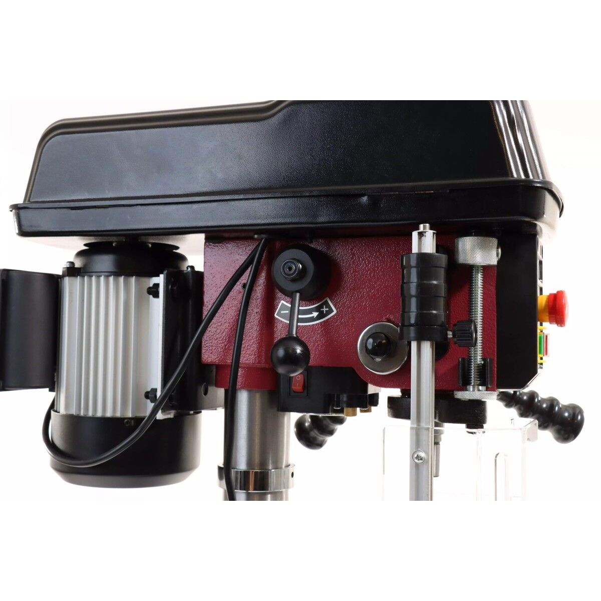 Seitliche Nahaufnahme des Maschinenkopfs mit Motor, Spannhebel und Tiefenanschlag; rechts außen Not-Aus-Taster, unten transparenter Bohrschutz.