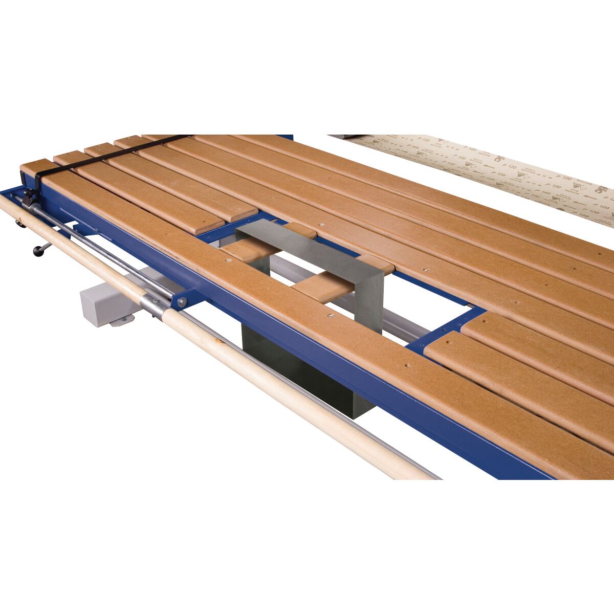 Nahaufnahme der Holzauflage mit Aussparung und Werkstückhalter unter dem laufenden Schleifband.