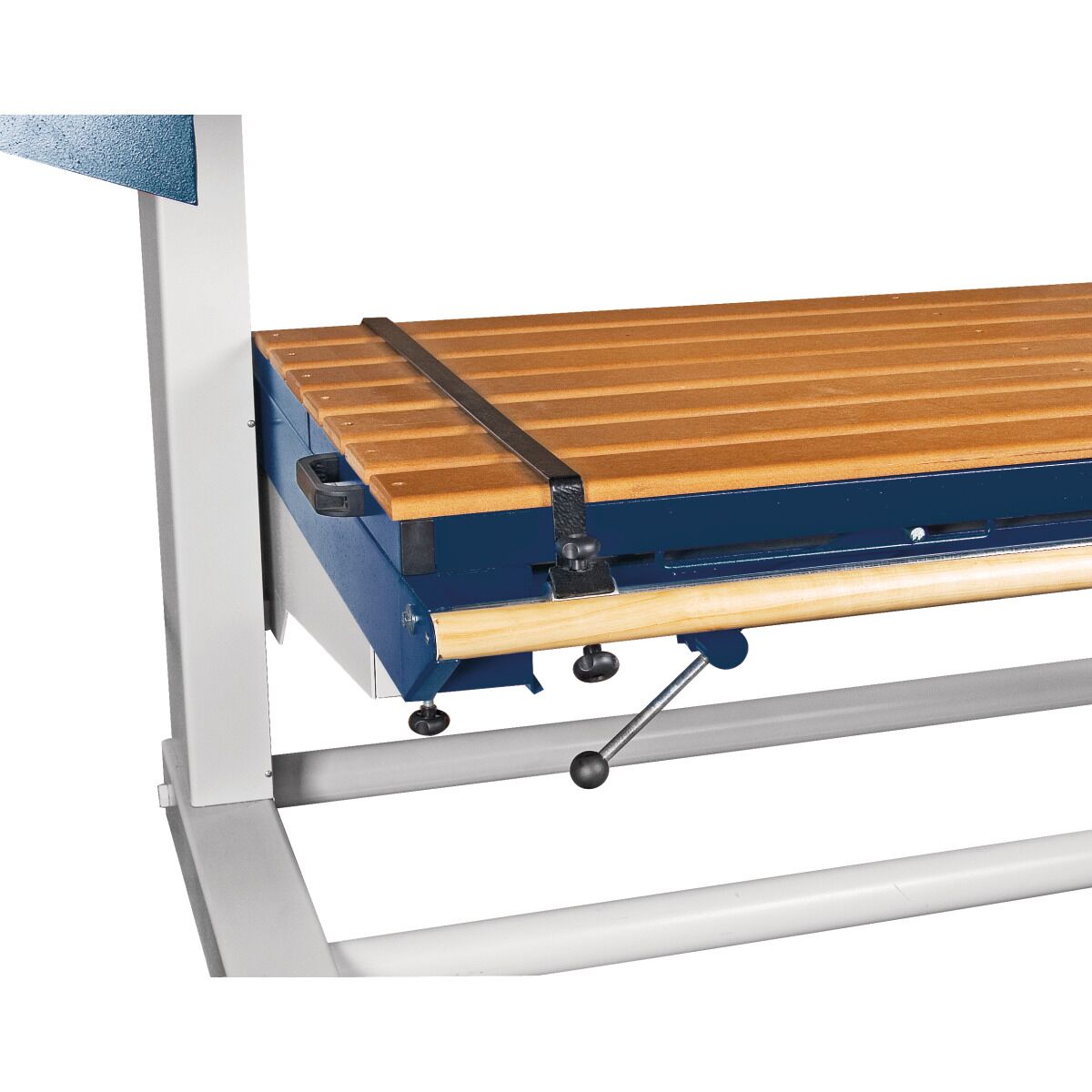 Nahaufnahme der Holzauflage mit Spannleiste, Führung und Aussparung unter dem Schleifband der Langbandschleifmaschine.