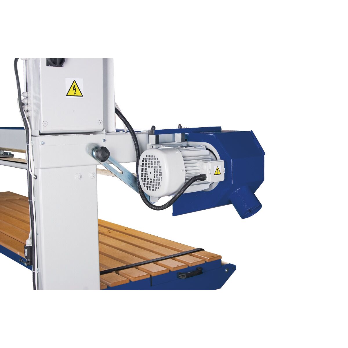 Nahaufnahme von Elektromotor und Absauggehäuse an der rechten Seite der Langbandschleifmaschine.