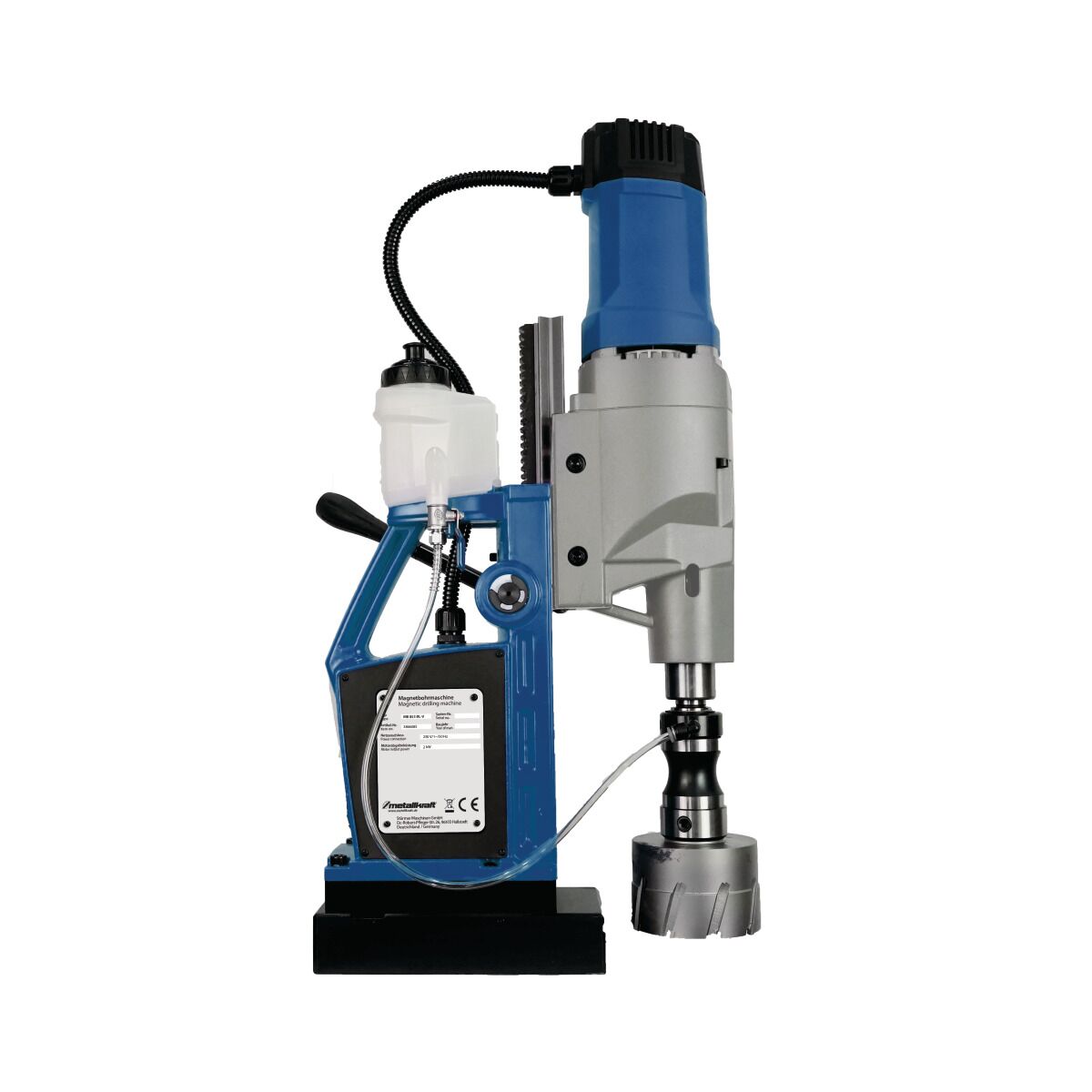 Magnet-Kernbohrmaschine seitlich mit Kühlmitteltank, großer Kernbohrkrone und schwarzem Magnetfuß.