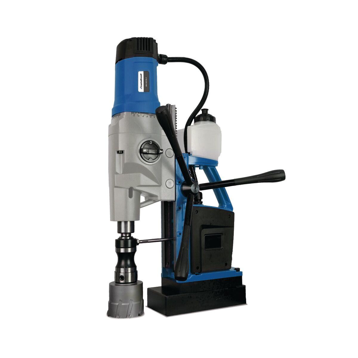 Magnet-Kernbohrmaschine schräg von vorn mit großer Kernbohrkrone, Kühlmitteltank und drei schwarzen Vorschubhebeln.