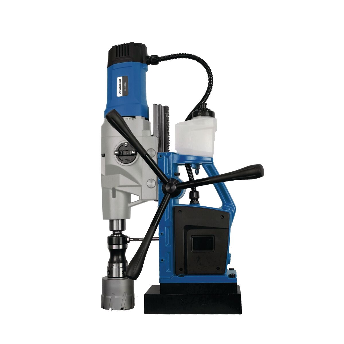 Magnet-Kernbohrmaschine schräg von hinten mit Kühlmitteltank, drei Vorschubhebeln und großer Kernbohrkrone.