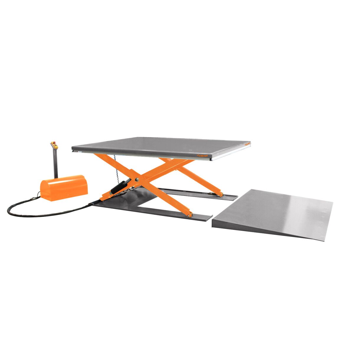 Flacher Scherenhubtisch mit grauer Plattform, orangefarbenem Hubgestell, Bedieneinheit und separater Auffahrrampe.