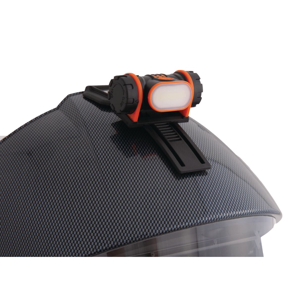 Nahaufnahme einer Helmlampe mit Clip auf einem Schweißhelm mit dunklem Karbonmuster.