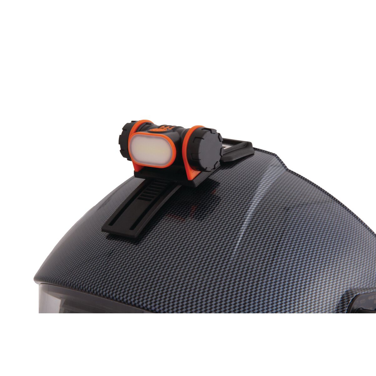 Schwarze und orange Helmlampe mit Clip auf einem Schweißhelm mit dunklem Karbonmuster.