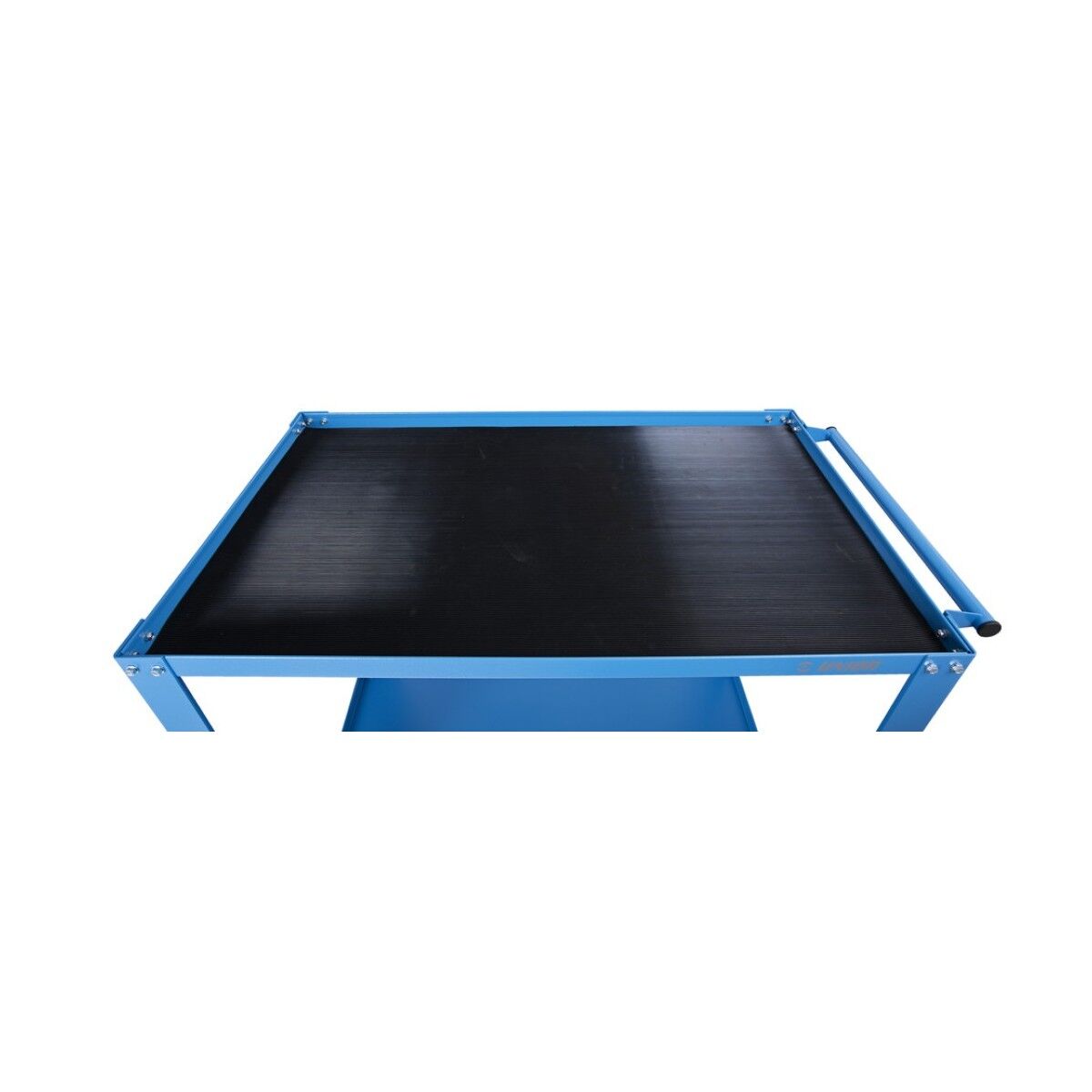 Obere schwarze Ablagefläche eines blauen Werkstattwagens mit seitlichem Griff und Metallrahmen.