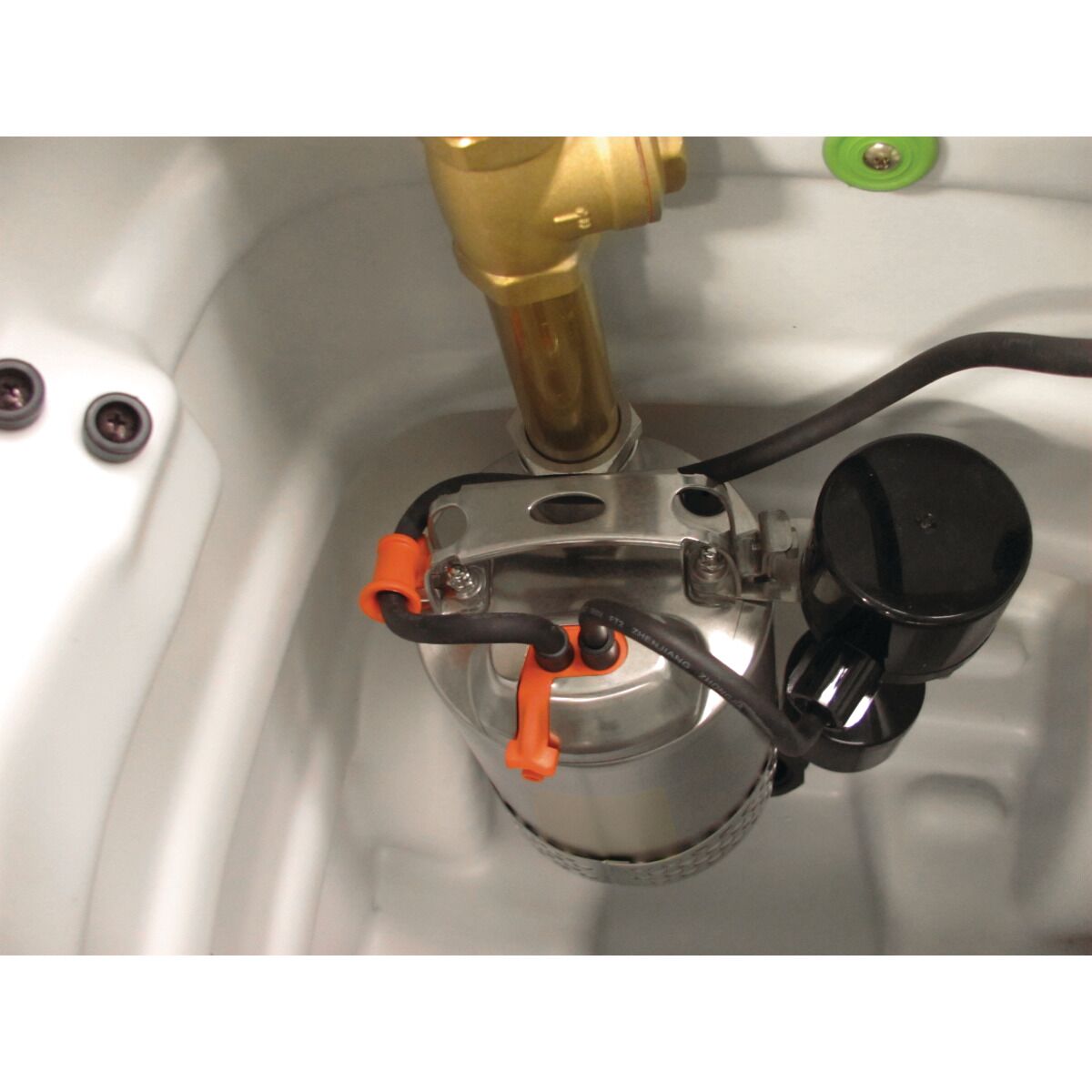 Innenansicht des Behälters mit Metallpumpe, schwarzen Schläuchen, orangefarbenen Anschlüssen und Messingbauteil.