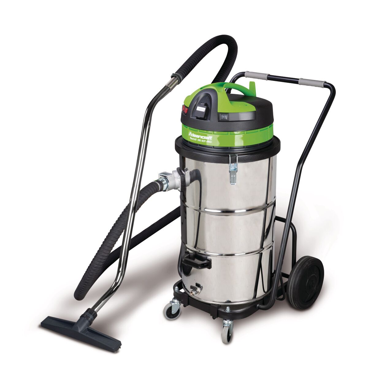 Fahrbarer Industriesauger mit Edelstahlbehälter, grün-schwarzem Motorkopf, Schubbügel, Saugschlauch und Bodendüse.