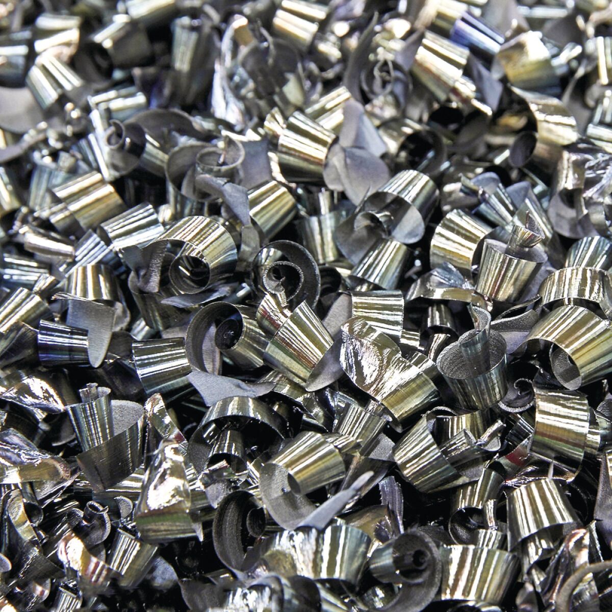Nahaufnahme zahlreicher spiralförmiger Metallspäne in unterschiedlichen Größen.
