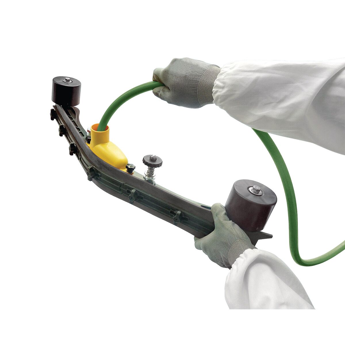 Zwei Hände halten ein gebogenes Saugprofil einer Reinigungsmaschine mit angeschlossenem Schlauch.