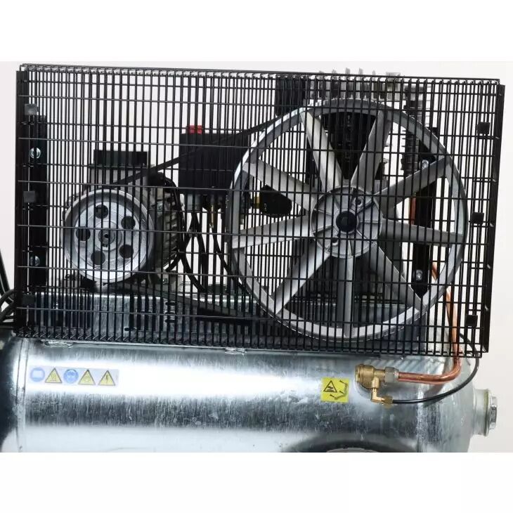 Seitliche Ansicht eines ELMAG MEISTER-Z Kompressors mit großem Lüfterrad und Antriebssystem hinter Schutzgitter.