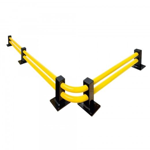 Gelb-schwarze Bodenbarriere mit abgerundeter Ecke schützt Kantenbereiche in Industriehallen vor Anfahrschäden.