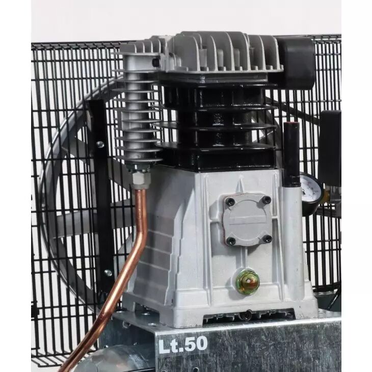 Nahaufnahme des Kompressorzylinders eines ELMAG MEISTER-Z mit Kühlrippen und Kupferrohr vor Schutzgitter.