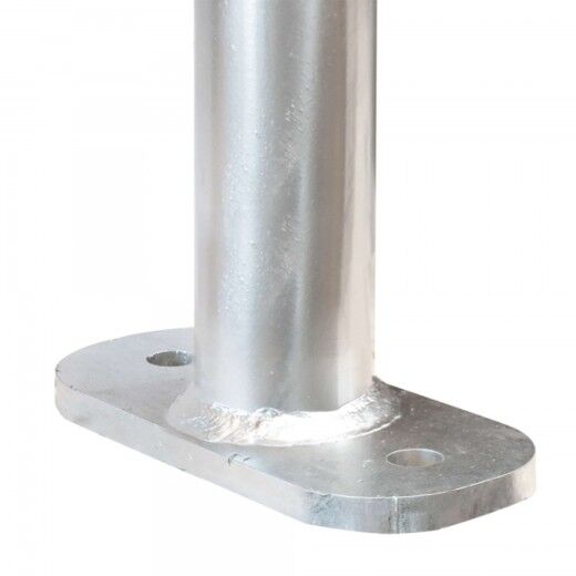 Zylindrisches Metallrohr senkrecht auf einer flachen, rechteckigen Bodenplatte mit zwei Bohrlöchern montiert.
