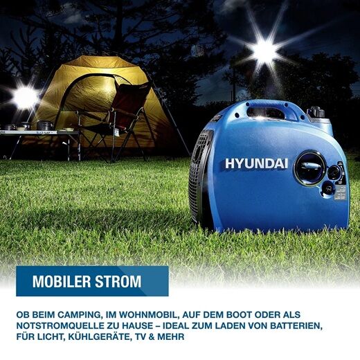 Blauer Hyundai-Generator auf Wiese vor beleuchtetem Zelt bei Nacht – mobile Stromquelle für Camping, Wohnmobil, Boot oder Notstrom zuhause.