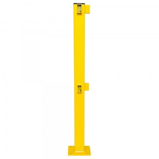 Gelber Stahlpfosten mit zwei rechteckigen Klemmbügeln und Bodenplatte, auf weißem Hintergrund.