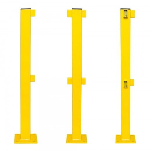 Drei gelbe Stahlpfosten mit Bodenplatten und Halterungen für Querstangen, auf weißem Hintergrund.