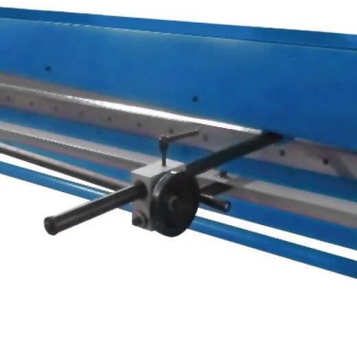 Rückseite der Tafelschere mit Handkurbel und Führungsschiene.