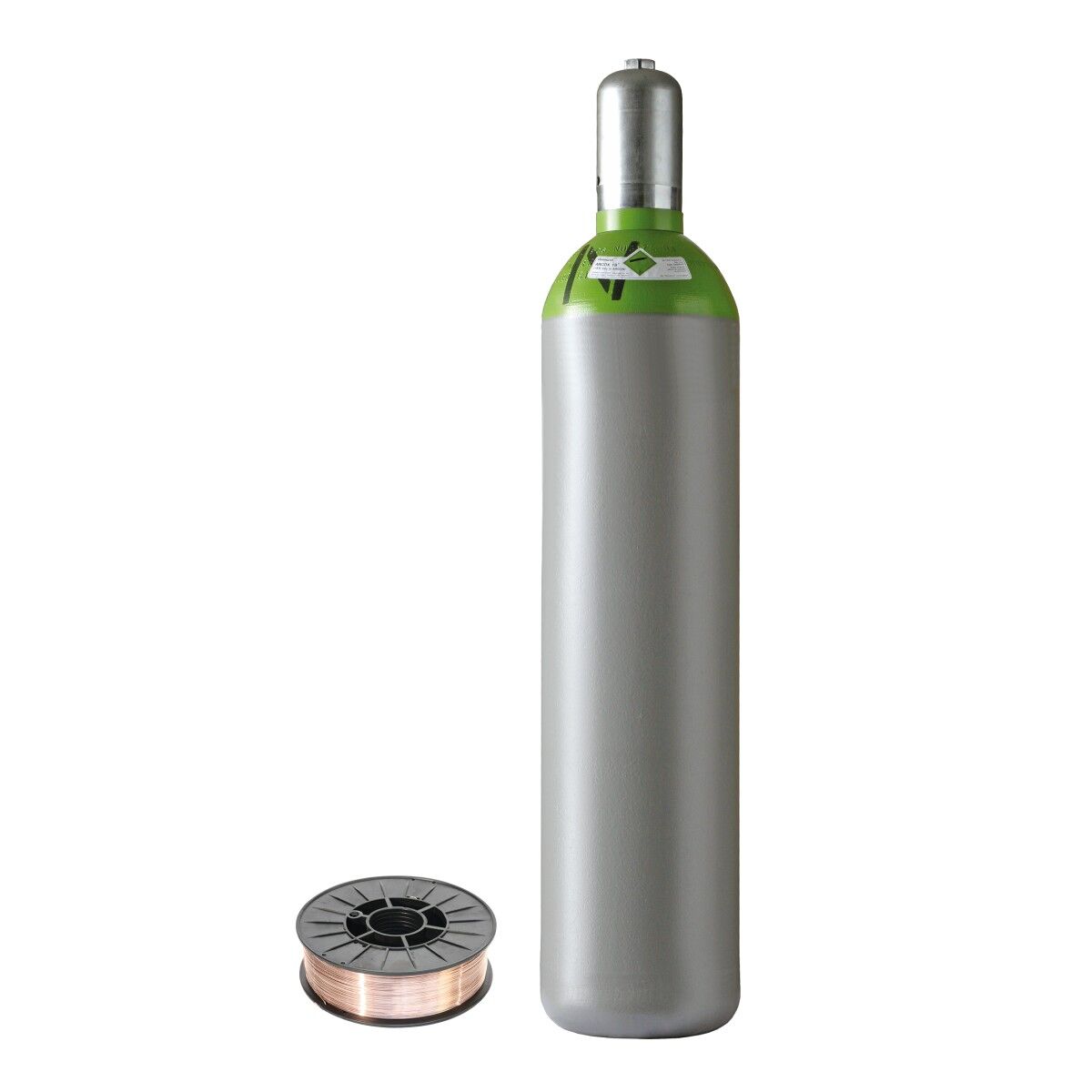 Graue Gasflasche mit grünem Schulterring und Schutzkappe; links unten davor eine Spule mit kupferfarbenem Schweißdraht, freigestellt.