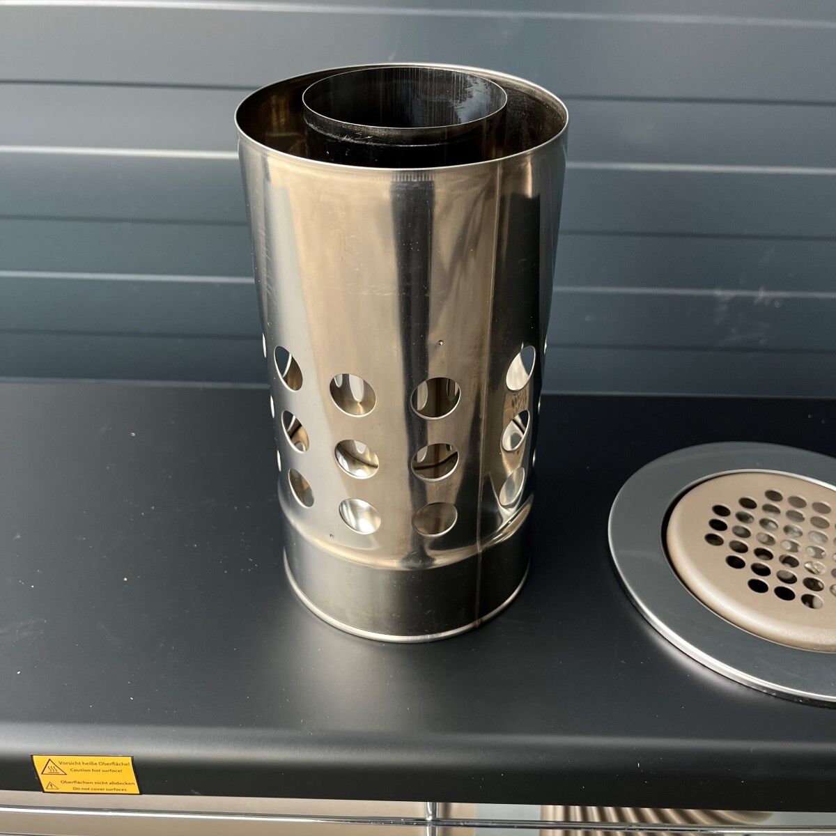 Nahaufnahme eines glänzenden Zwischenstück mit gelochtem Mantel.