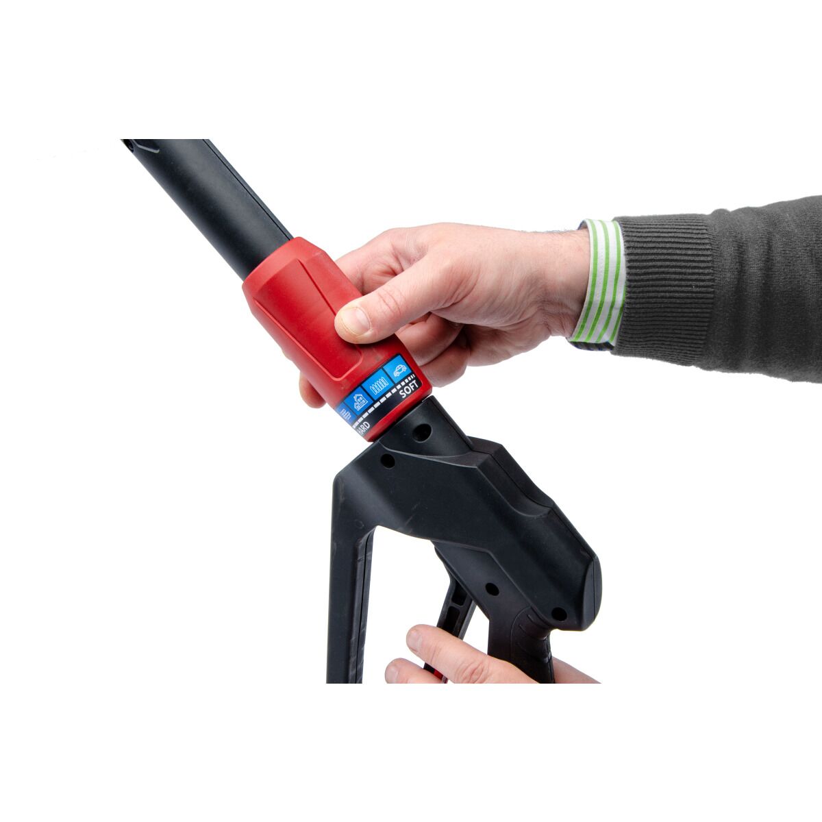 Detailaufnahme einer Hand, die die Druckeinstellung an der Spritzpistole eines Hochdruckreinigers vornimmt.