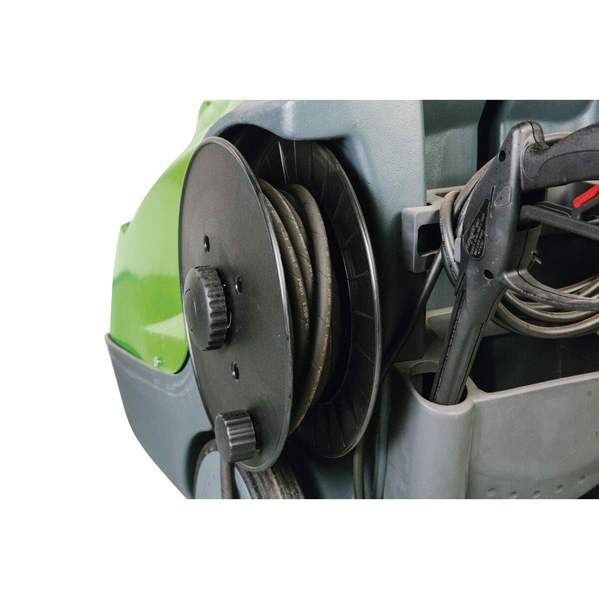 Detailaufnahme der Schlauchtrommel eines Hochdruckreinigers mit montierter Spritzpistole.