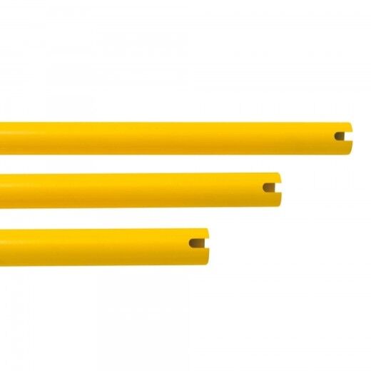 Drei gelbe Rundrohre mit Schlitz an den Enden, horizontal ausgerichtet und in unterschiedlicher Länge dargestellt.