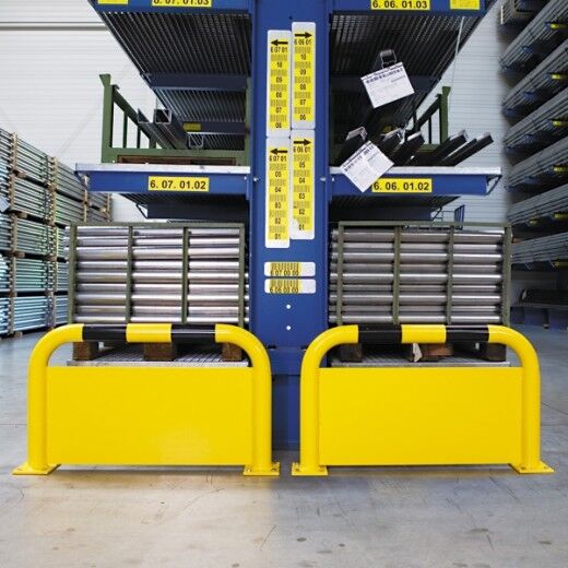 Rammschutzbügel mit Unterfahrschutz im Lager montiert – zuverlässiger Schutz für Regalanlagen und gelagerte Ware vor Fahrzeuganprall.