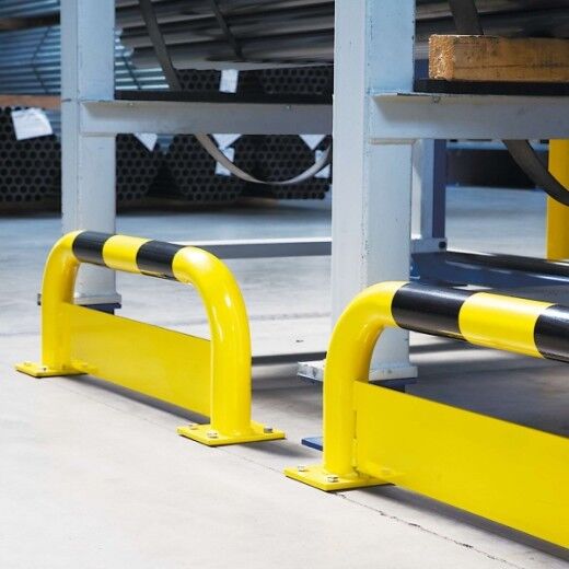 Rammschutzbügel mit durchgehender Prallschutzleiste – effektiver Anfahrschutz für Regale und Lagertechnik in hochfrequentierten Bereichen.