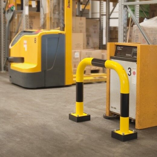 Gelb-schwarzer Rammschutzbügel schützt effektiv Ladestationen im Lager – ideal zur Vermeidung von Anfahrschäden durch Flurförderzeuge.