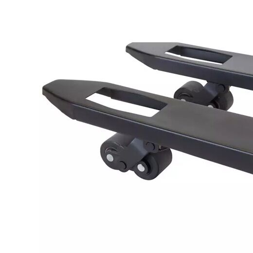 Nahaufnahme zweier schwarzer Hubwagen-Gabeln mit Aussparungen und Doppelrollen, die stabile Manövrierbarkeit zeigen.