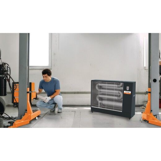 Heizgerät in Werkstatt neben einem Mann, der an einer Hebebühne arbeitet.
