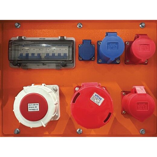 Detailansicht des Anschlussfelds eines orangefarbenen Generators mit fünf verschiedenen Steckdosen und Schutzabdeckungen.