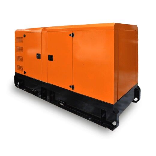 Schräge Rückansicht des orangefarbenen Notstromgenerators auf schwarzem Unterbau, Türen geschlossen, klare Linien und Gitteröffnungen sichtbar.