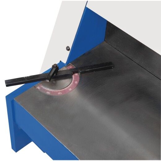 Nahaufnahme eines verstellbaren Winkelanschlags auf der Schneidfläche.