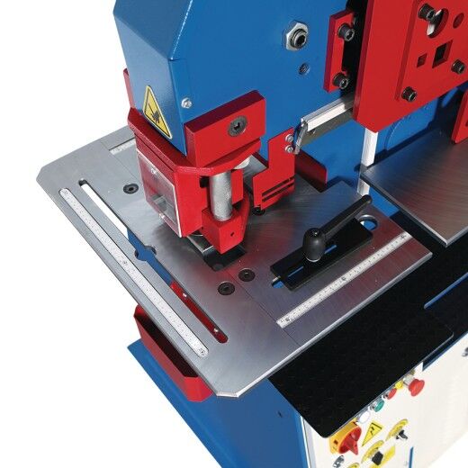Detailaufnahme der Schneid- und Stanzstation mit Linealführung.
