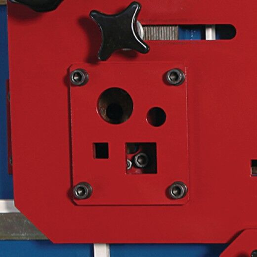 Nahaufnahme der Werkzeugaufnahme mit verschiedenen runden und eckigen Öffnungen.