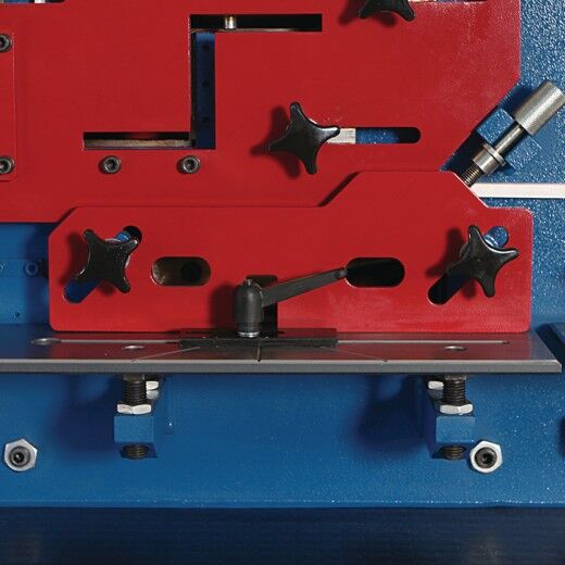 Detail der roten Werkzeugführung mit mehreren Einstellschrauben.